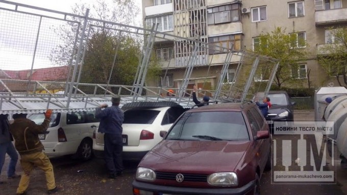 Сьогодні близько 17:00 неподалік вулиці Толстого сітка, яка огороджує сміттєві баки, впала на дахи автомобілів.
