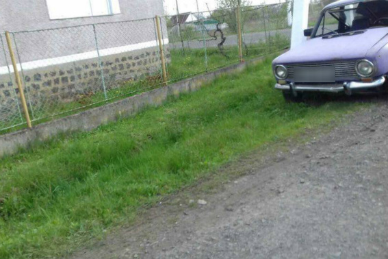  12 квітня у селі Павшино, що на Мукачівщині, група швидкого реагування виїхала на місце ДТП. Як виявилось, ВАЗ-2101 з’їхав із дороги в кювет.

