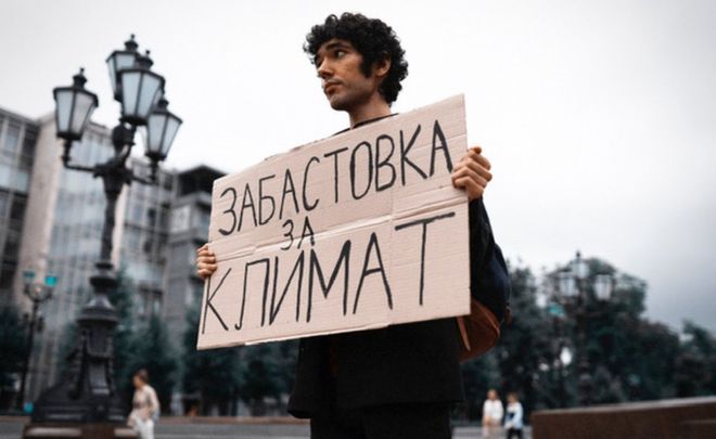 Молодий російський скрипаль простояв у центрі Москви 30 п’ятниць на знак протесту.