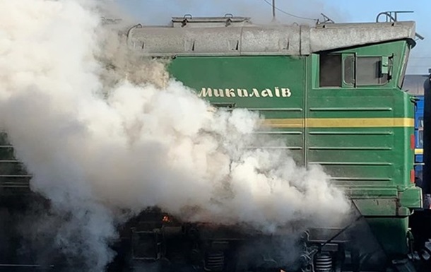 Локомотив загорівся у швидкісного поїзда Інтерсіті Херсон - Київ. Причина загоряння невідома.