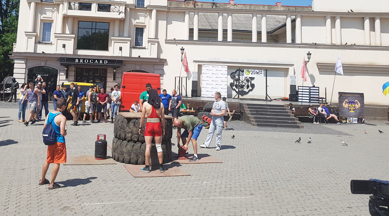В Ужгороді на площі Театральній нині людно. Там проходить видовищне і захоплююче дійство «Юніор стронгмен – Козацькі розваги».