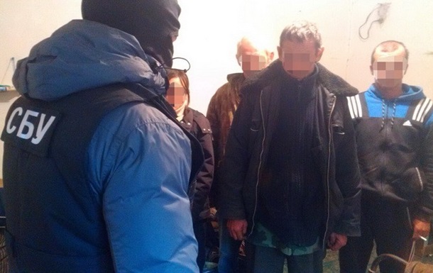 Співробітники СБУ і поліції виявили в Немирівському районі Вінницької області фермерське господарство, де незаконно утримували 103 безпритульних, змушуючи їх займатися фізичною працею.