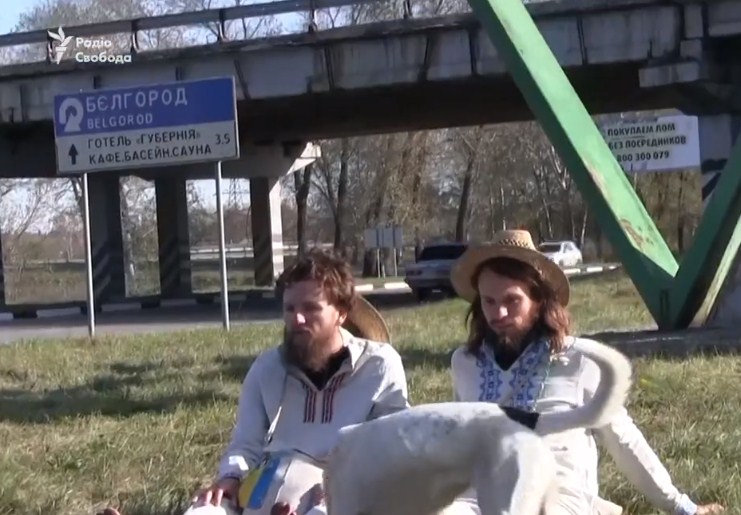 Двоє українських мандрівників, вирушивши пішки з Ужгорода, 14 жовтня прибули до Харкова.