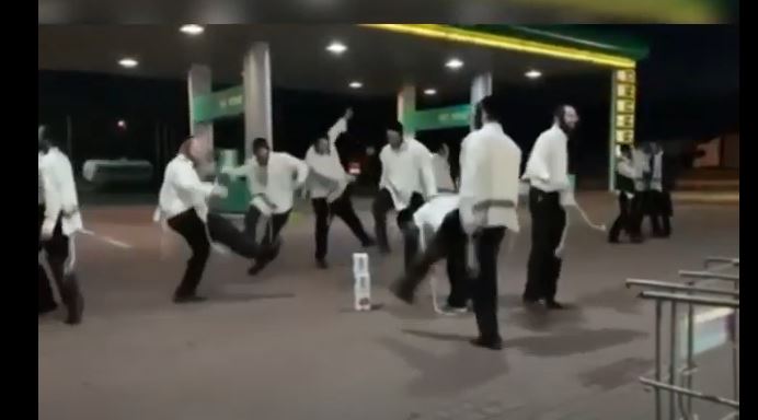 На Закарпатті туристи-хасиди влаштували запальні танці на АЗС (ВІДЕО)