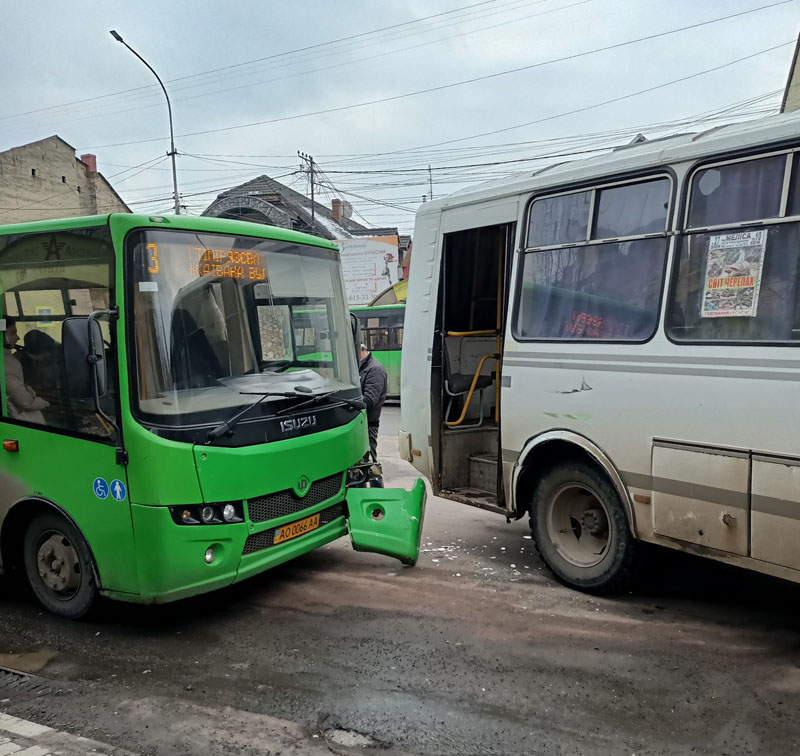 Сегодня в центре Мукачево столкнулись два микроавтобуса
