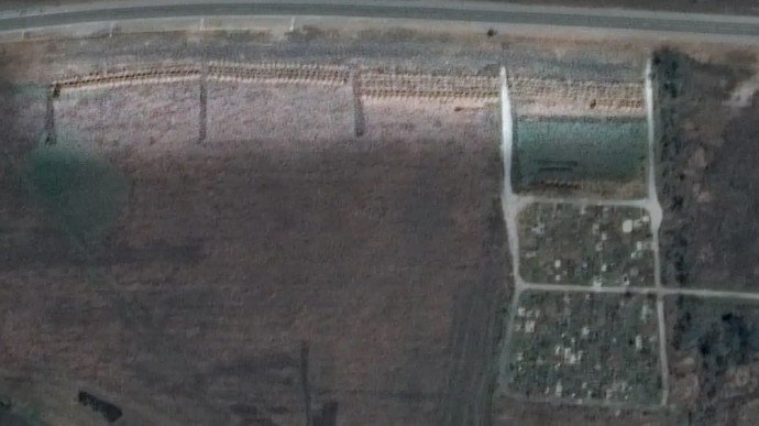 Супутник зафіксував братську могилу в окупованому російськими військами селищі Мангуш, яке знаходиться менше ніж у 20 кілометрах від Маріуполя.