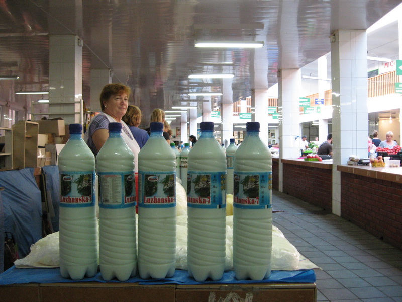 На ринках Ужгорода за літр домашнього молока просять 15-18 грн. У середині липня продавали по 12 грн.