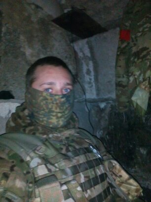 Нещодавно один із наймолодших бійців-добровольців батальйону «Січ» відвідав домівку в Ужгороді. Зараз із запаленням легень юнак лежить у шпиталі.