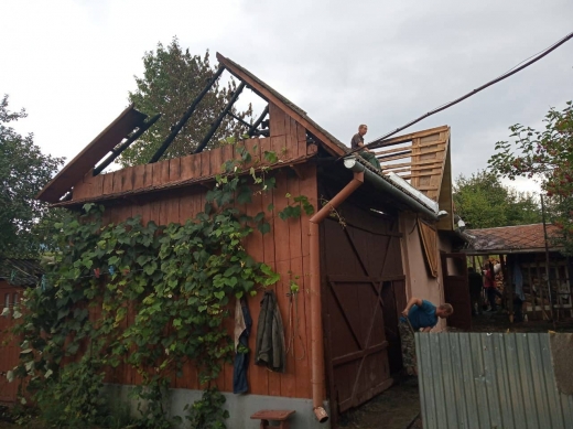 На Свалявщині загорілась надвірна споруда на території приватного домоволодіння у селі Плоске. 