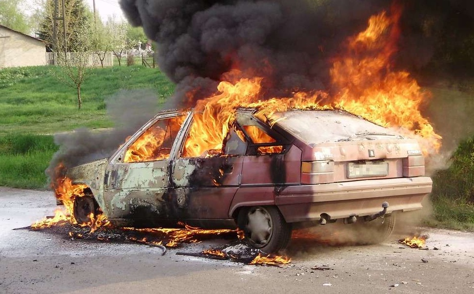 Вчора, 1 серпня, в селі Корнич Коломийського району виникла пожежа в легковому автомобілі Fiat.