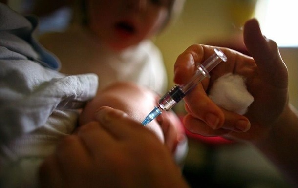 Однією з причин критично низького рівня охоплення імунізацією фахівці називають перебої з поставками вакцин.