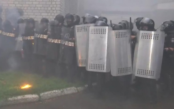 Біля стін відділення поліції відбулися сутички між активістами, які прийшли на акцію 