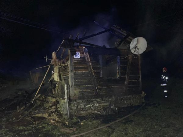 В селе Водица Раховского района пострадавшим от пожара стал пенсионер. О пожаре, произошедшей в ночь на 5 декабря, сообщил спасателям в 00:38 сосед владельца недвижимости.