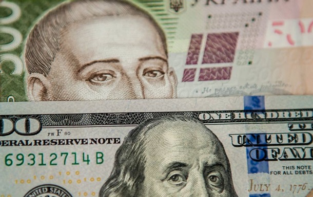 Нацбанк з початку тижня продовжив послаблювати національну валюту. Гривня подешевшала ще на шість копійок відносно долара.