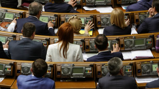 На даний момент з усіх депутатів Верховної Ради електронну декларацію за 2015 рік подав лише представник фракції 