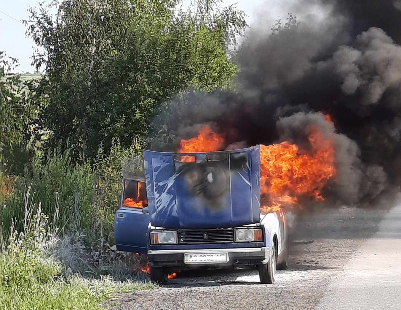 Вчора, 7 серпня, на автошляху Київ-Чоп поблизу смт Середнє Ужгородського району під час руху загорілась автівка ВАЗ 2104. 