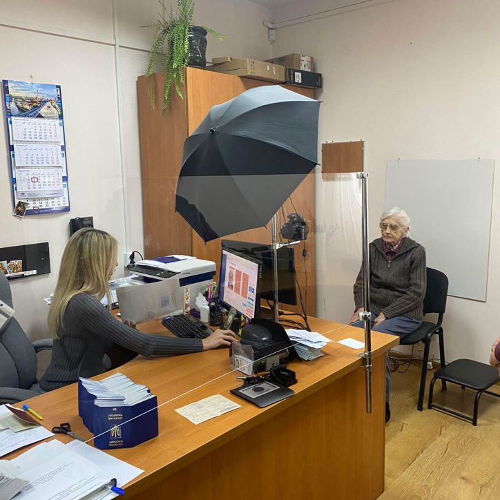 90-річна жителька Ужгорода незабаром отримає свій перший в житті біометричний паспорт.