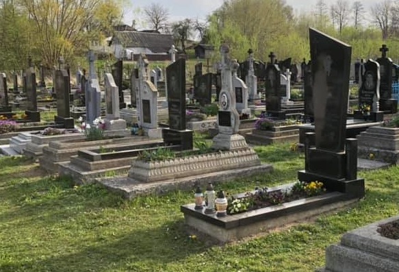 У селі Червеньово на місцевому кладовищі з могил вкрали десять металевих хрестів. 