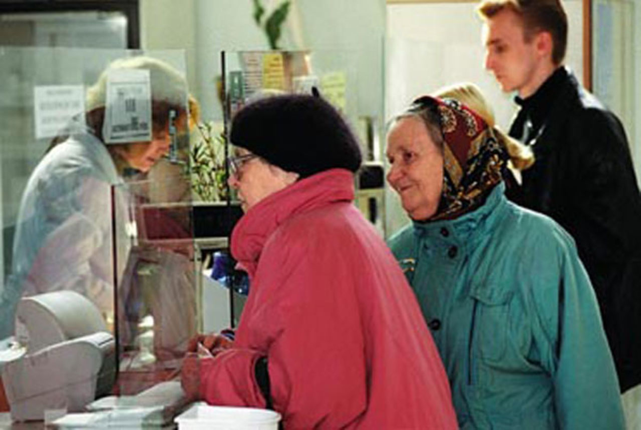 У Пенсійному фонді поінформували, що з 1 квітня зупиняється виплата пенсій через відділення українських «дочок» російських держбанків - «Сбербанку», «ВТБ», «Промінвестбанку», «БМ Банку», «ВіЕс».