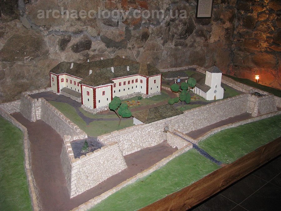В связи с большими реставрационными работами, которые проводились в Ужгородском замке в 70-80-х годах прошлого века, осуществлено и исследования отдельных объектов, некогда существовавшие на его дворе.
