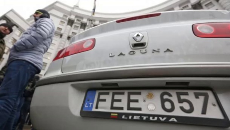 Чернівецька митниця оформила перший автомобіль на єврономерах за новим законодавством.