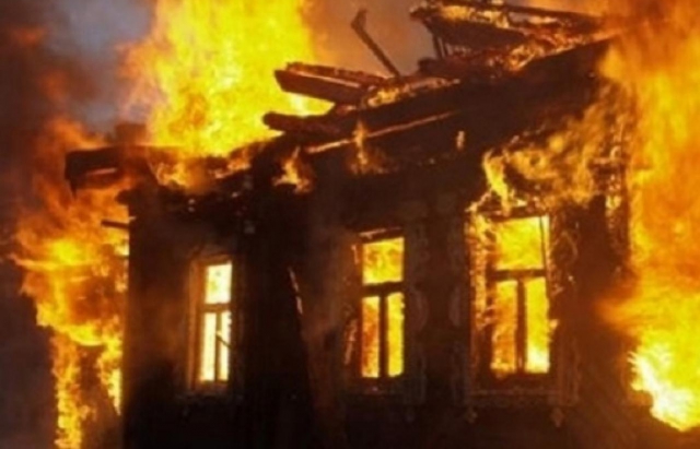 Вогонь знищив будинок вщент.