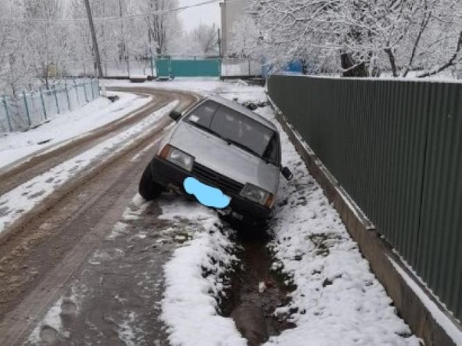 На Хустщині автомобіль опинився у канаві.