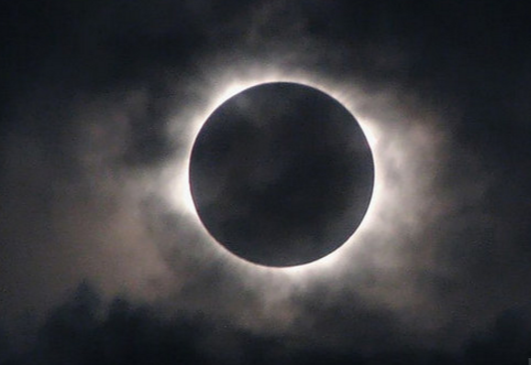 Уночі 11 лютого в небі розпочнеться напівтіньове місячне затемнення.