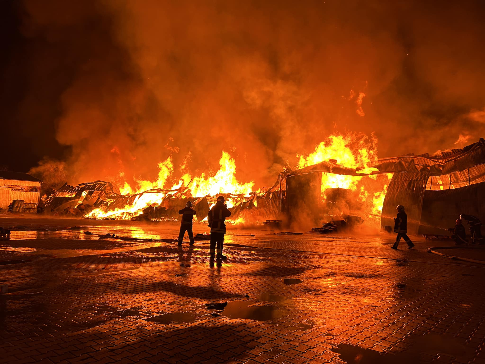 Ввечері 9 листопада у Вінниці зайнялася масштабна пожежа. 