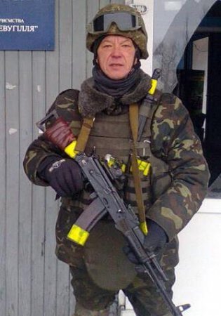 О 15:30 в аеропорті міста Ужгород батьки, родичі військового, керівники міста зустріли тіло загиблого в АТО майора Віталія Постолакі.