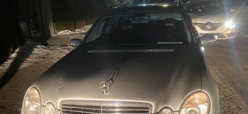 Подія трапилася на вулиці П. Карпатського. Близько півночі інспектори зупинили авто Mercedes за порушення правил дорожнього руху.

