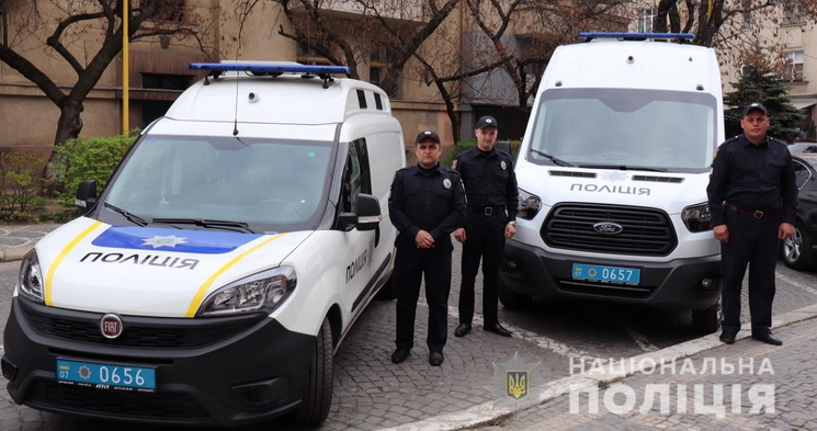 Керівництво ГУ Національної поліції в Закарпатській області вручило ключі від двох новеньких спеціалізованих службових автомобілів працівникам Мукачівського та Хустського відділів поліції. 
