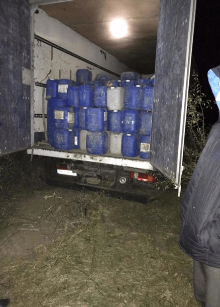 Вантажний автомобіль з алкоголем виявили у населеного пункту Озаринці Могилів-Подільського району.
