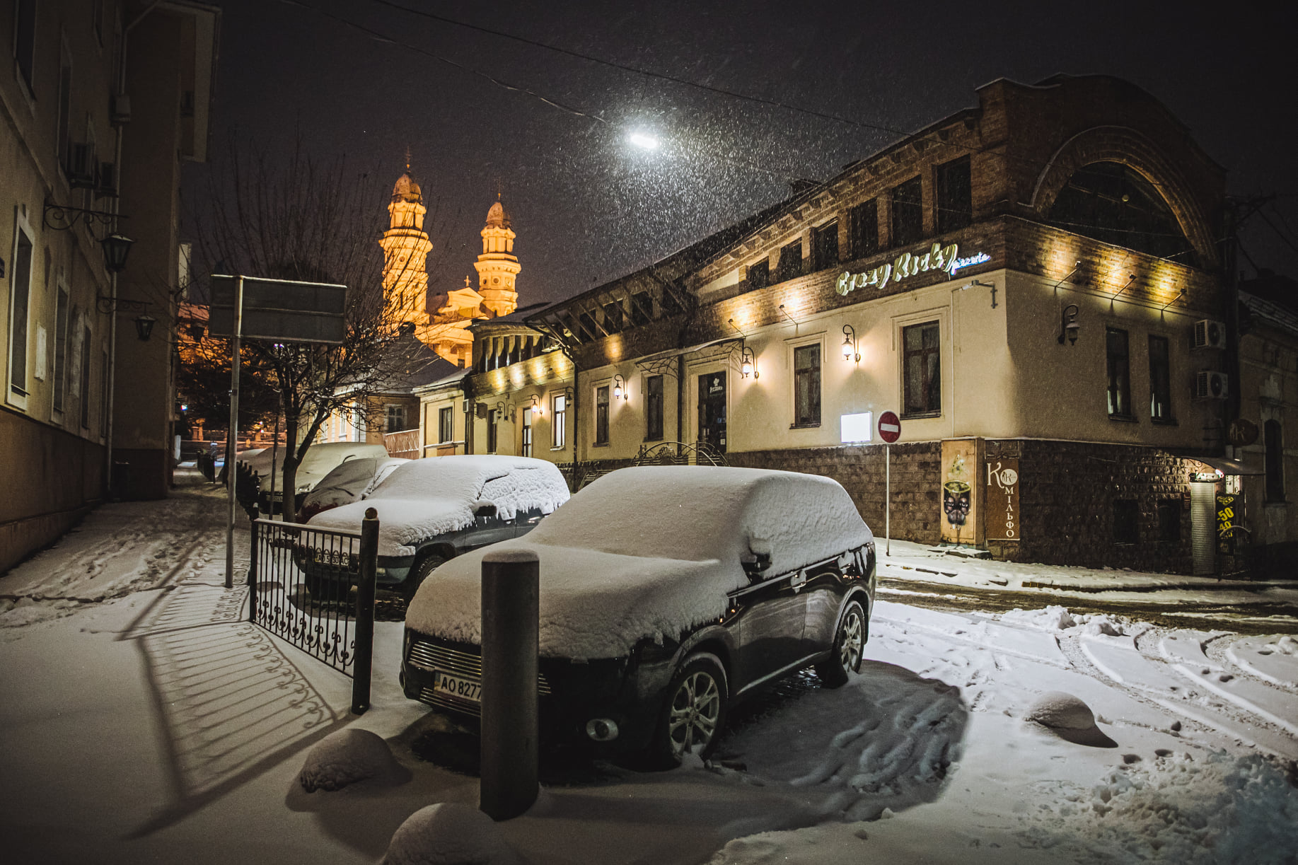 Сегодня вечером областной центр был заполнен снегом.
