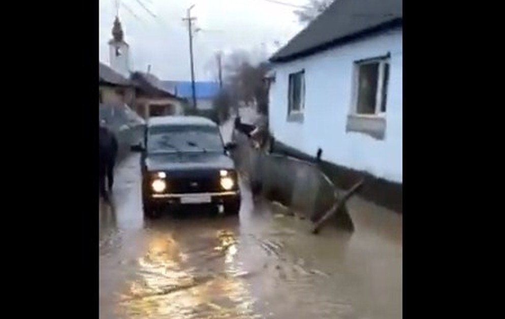 На Закарпатті через зливи підтопило ромський табір (ВІДЕО)