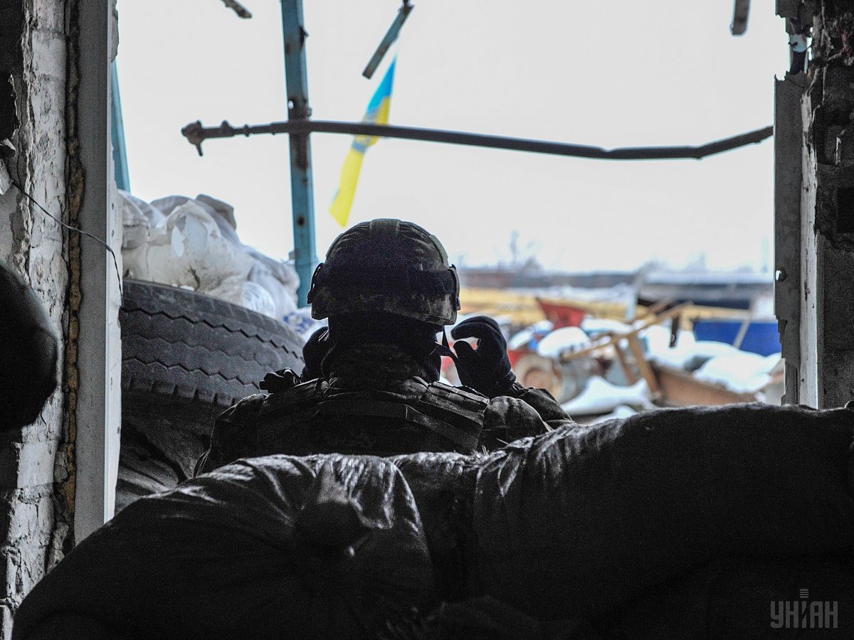 Увечері бойовики з гранатометів обстріляли позиції сил АТО на Донецькому напрямку. Українські військові, дотримуючись режиму, вогонь у відповідь не відкривали. 