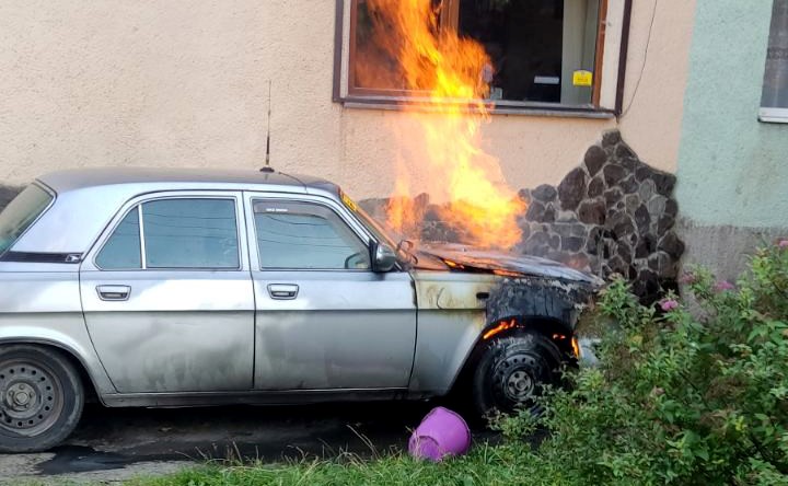 На Закарпатті вогонь охопив автомобіль: відомо деталі пожежі (ФОТО)