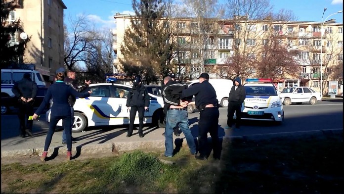 В Ужгороді біля автовокзалу патрульні поліцейські побачили неправильно припарковане авто.