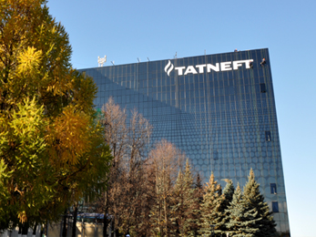 Апелляционный суд Парижа оставил в силе два арбитражных решения, обязывающие Украину выплатить «Татнефти» 112 млн долларов, а также проценты в деле «захвата акций» АО «Укртатнафта». 
