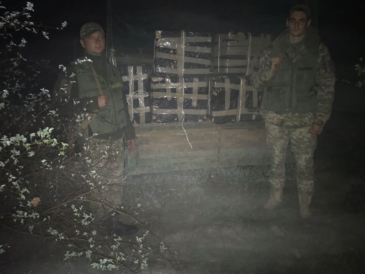 Сьогодні вночі поблизу українсько-угорського кордону прикордонники відділу «Горонглаб» Мукачівського загону припинили спробу незаконного переміщення сигарет.