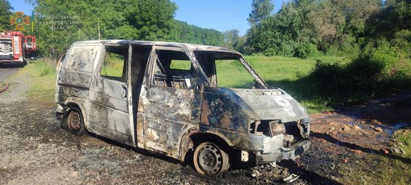 Сьогодні, зранку,  до рятувальників надійшло повідомлення про загоряння автомобіля «Volkswagen Transporter». Подія сталася на околиці села  Великі Ком’яти Виноградівської територіальної громади.

