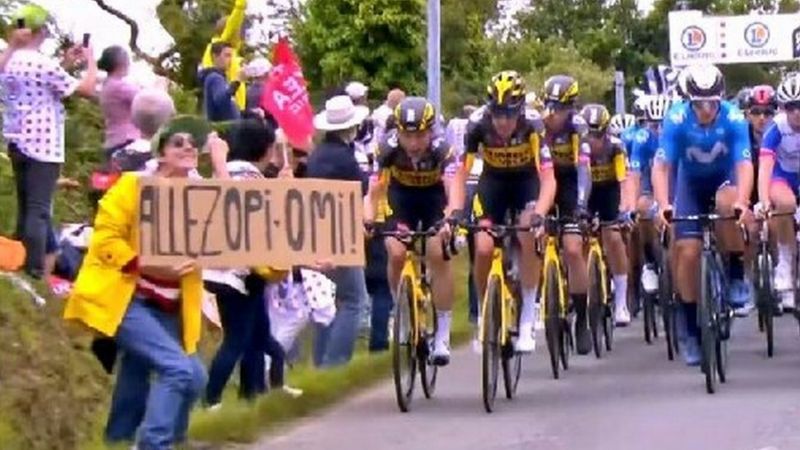 Полиция заявила, что они искали зрителя, который спровоцировал массовое падение велосипедистов на первом этапе велогонщика Тур де Франс в субботу.