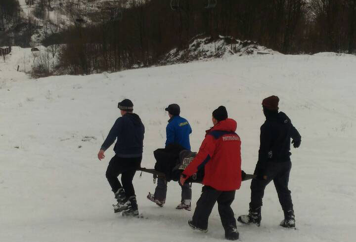 26 січня об 11:30 до рятувальників надійшло повідомлення, що під час катання на лижах на г. Красія Великоберезнянського району травмувався 18-річний турист з Львівської області. 