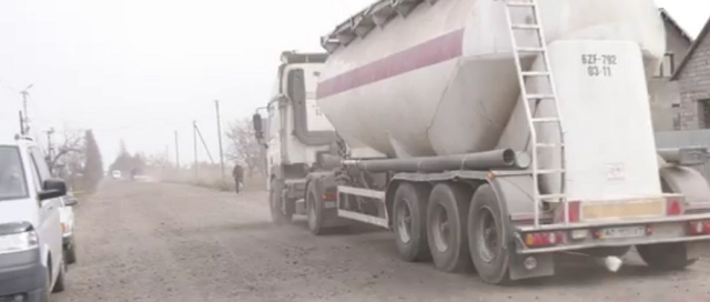 Мешканці Сасова прийшли до голови Виноградівської райдержадміністрації з вимогою завершити ремонт кілометрового відрізку дороги в їхньому селі.