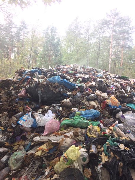 Волонтер додав, що не може стверджувати, але підозрює, що це саме львівське сміття.