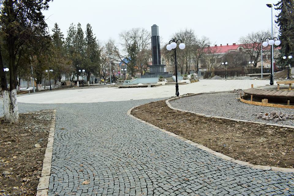 Уже к началу мая обновленная пл. Героев должна стать открытой для берегівчан и гостей города.
