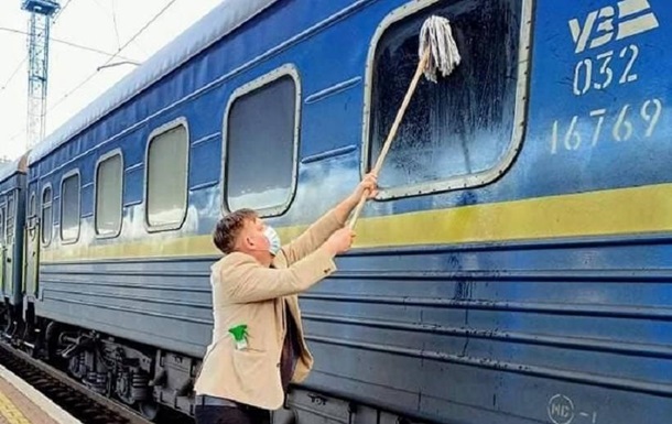 Датчанин, находясь в поезде «Укрзализныця», не выдержал и на остановке с помощью швабры почистил грязное окно.