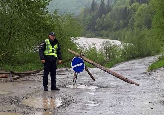 На Закарпатье объявлено сразу два штормовых предупреждения - гидрологическое и метеорологическое. 