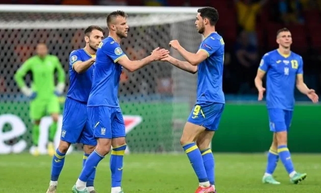Сборная Украины по футболу по-прежнему сохраняет свои шансы на выход в финальную стадию чемпионата мира по футболу, который пройдет в Катаре зимой следующего года.