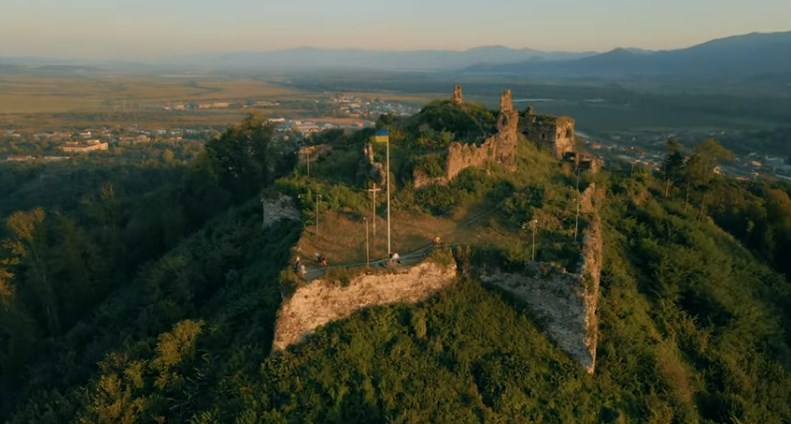 Закарпаття з висоти: Руїни Хустського замку показали з дрона (ВІДЕО)